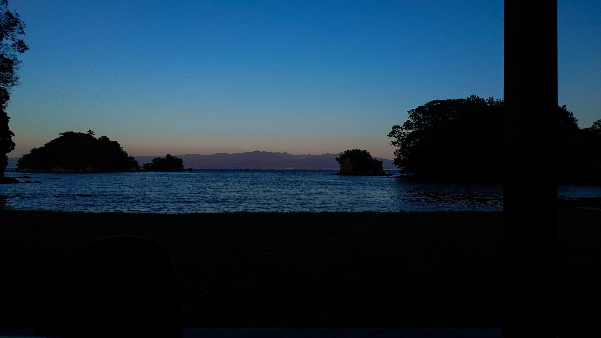 リビングから望む、大村湾の静かな夕景