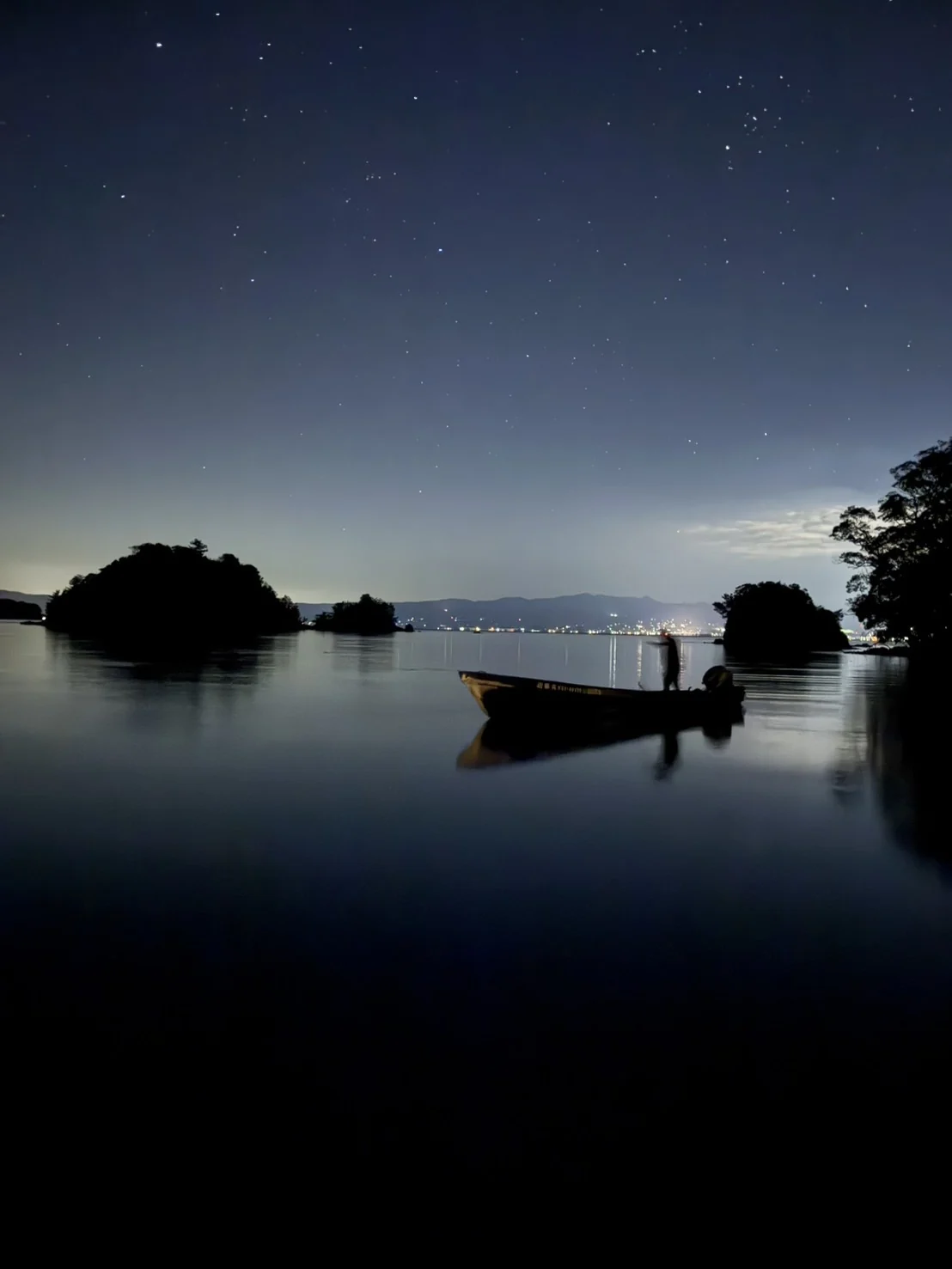 星空の下、静かな海に浮かぶ船